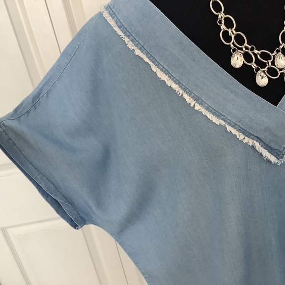 JohnPaulRichard women’s distressed frayed v-neck chambray boho top. Size L - Picture 7 of 7